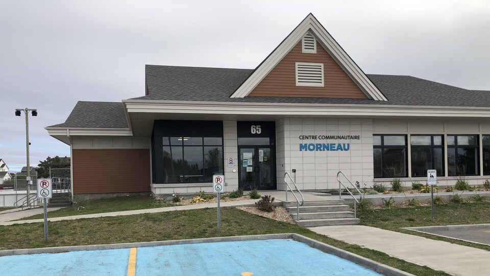 Bâtiment portant l'inscription « centre communautaire Morneau ».