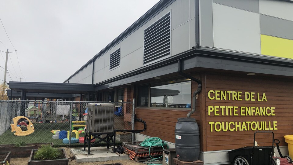 L'extérieur du CPE avec un espace jeu et un espace jardinage.