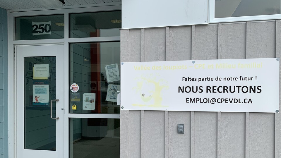 Une pancarte informe la population que le CPE est en recrutement.