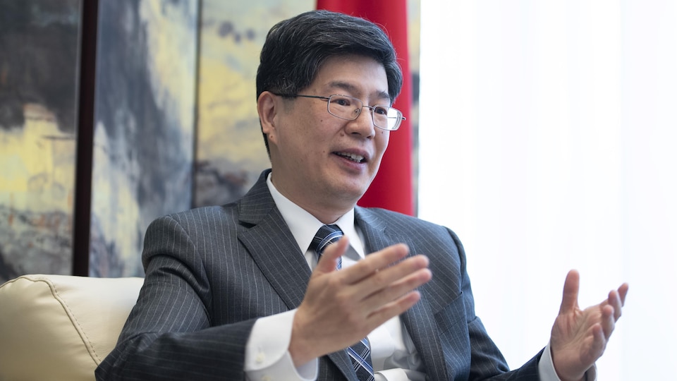 Cong Peiwu au cours d’une interview avec La Presse canadienne à l'ambassade de Chine à Ottawa. 