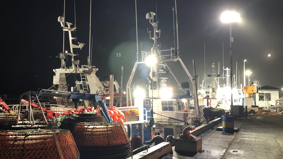 Crabiers au quai de Sainte-Thérèse-de-Gaspé.