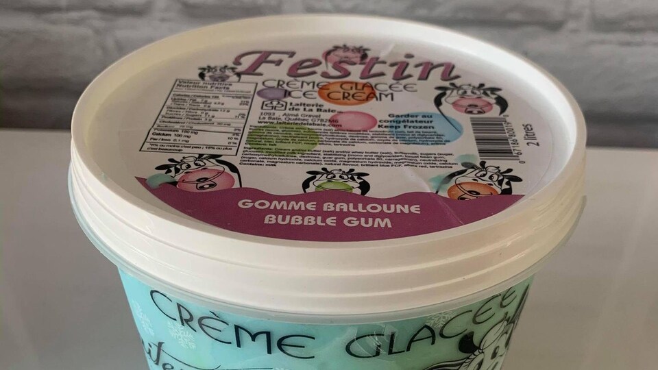Un pot de crème glacée.