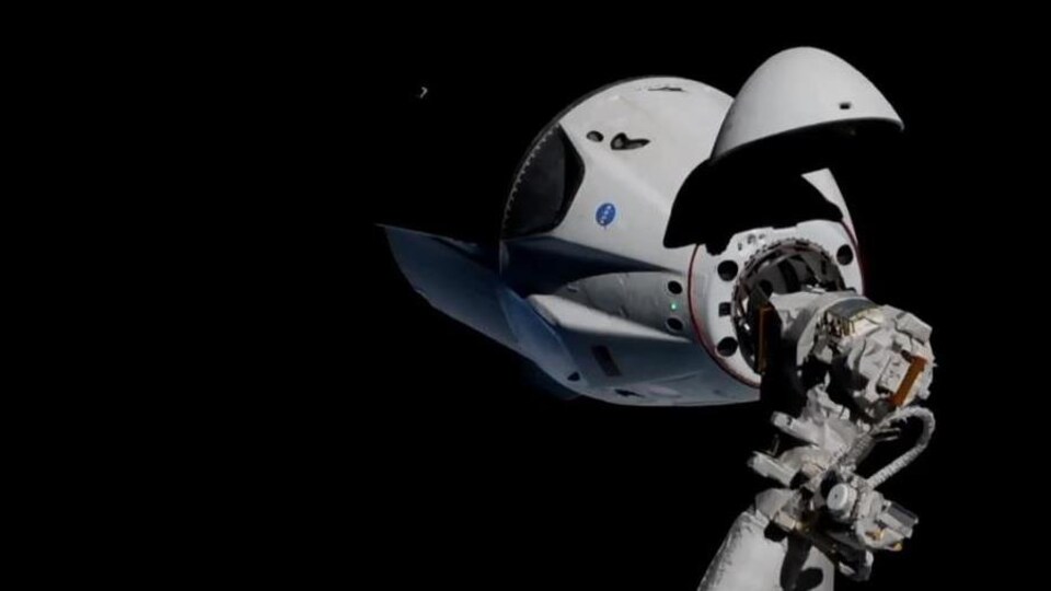 La capsule Crew Dragon de SpaceX, vue à 20 mètres de la Station spatiale internationale.