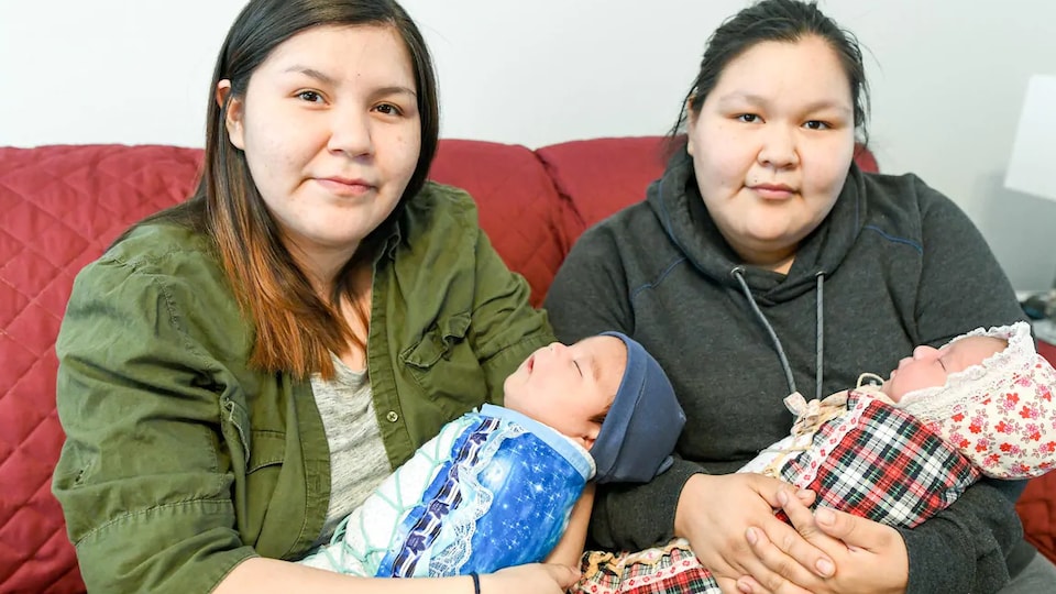Deux femmes cries tiennent leur nouveau-né.
