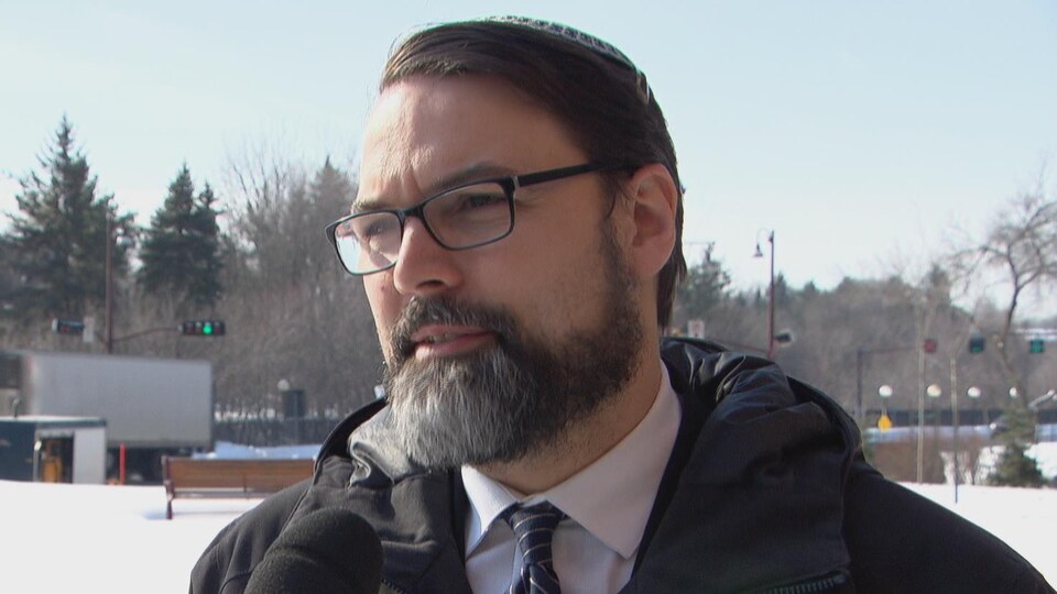 Joshua Dougherty, président de la Congrégation Machzikei Hadas, en entrevue à Radio-Canada.