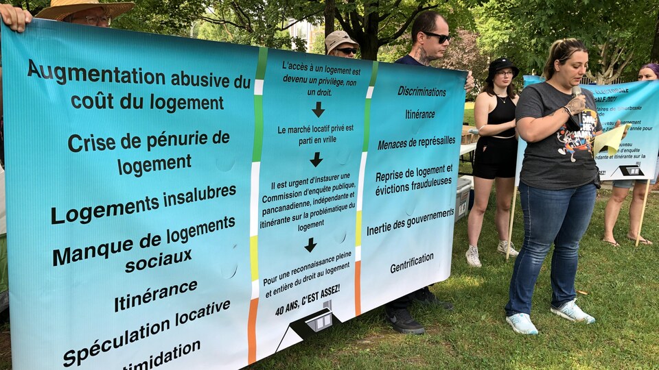 Des gens avec des affiches.