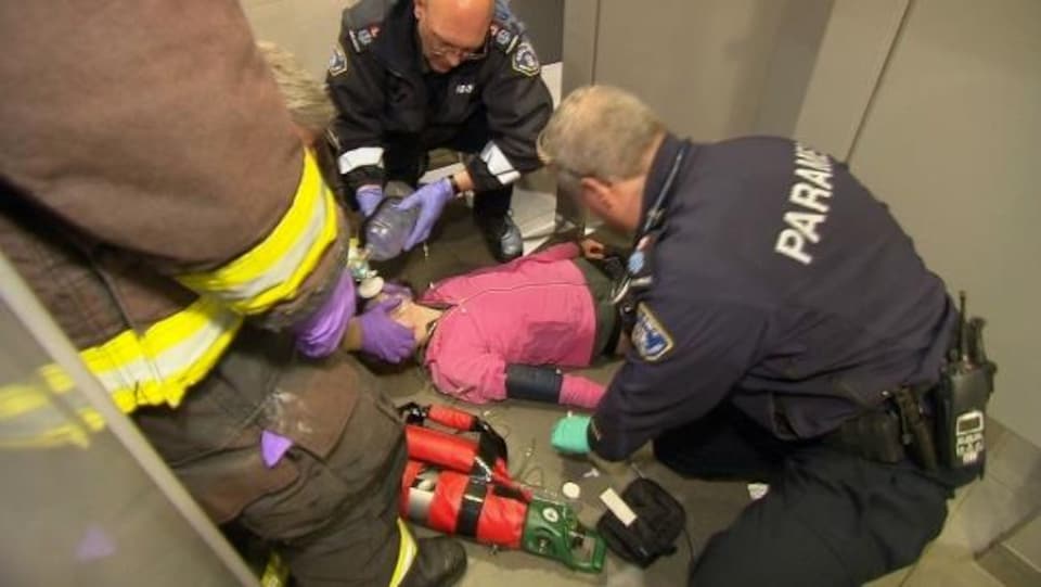 Les ambulanciers tentent de ranimer une femme qui a fait une surdose dans des toilettes publiques