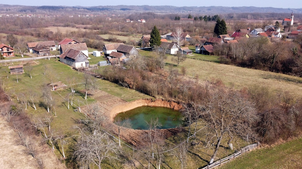 Photo aérienne prise le 10 mars 2021 montrant un gouffre dans le village de Mecencani.