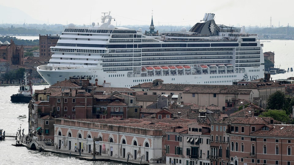 Un navire de croisière entrent dans un canal à Venise.