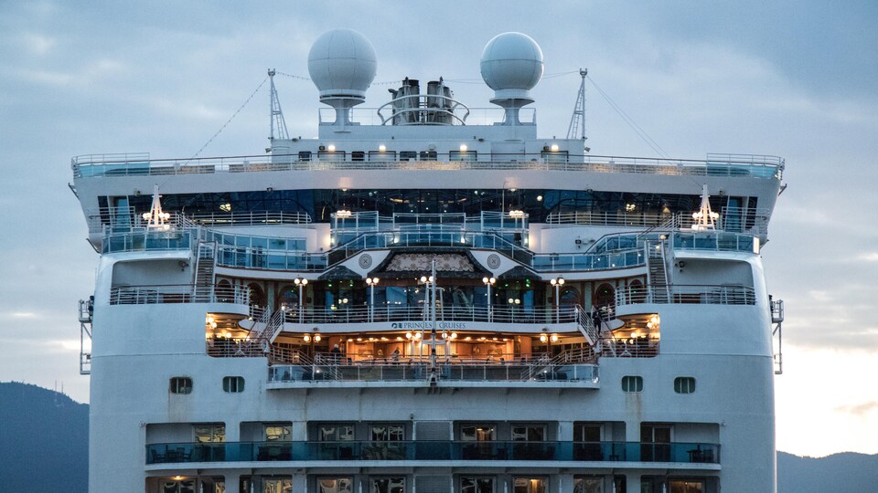 Gros plan de l'Emerald Princess de la compagnie Princess Cruises à son arrivée à Canada Place, à Vancouver, aux premières heures du 29 mars 2019. 