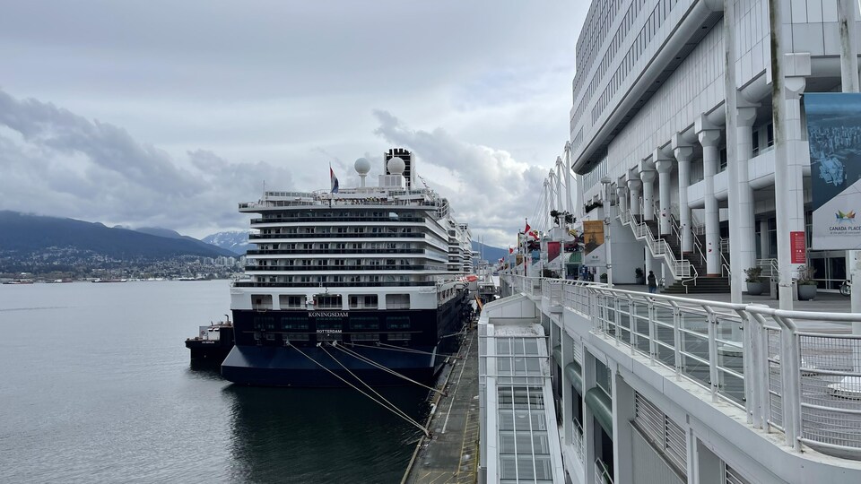 Le navire de croisière Koningsdam amarré à Vancouver