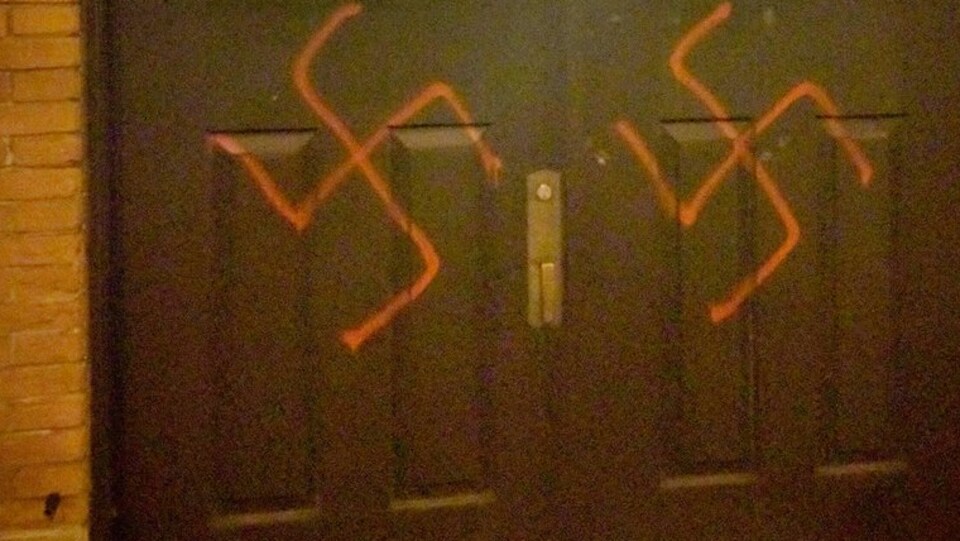 Les croix gammées ont été dessinées sur les portes principales de l'église Parkdale United Church.