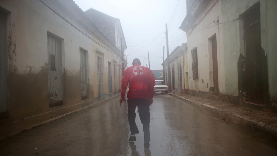 Un membre de la Croix-Rouge sillonne les rues de Remedios, à Cuba, pour venir en aide à la population.