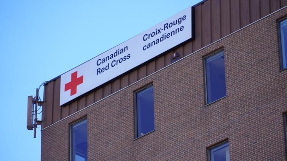 Édifice en brique brune identifié à la Croix-Rouge canadienne