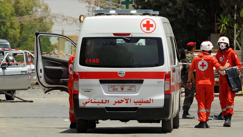 Un véhicule et du personnel de la Croix-Rouge libanaise.