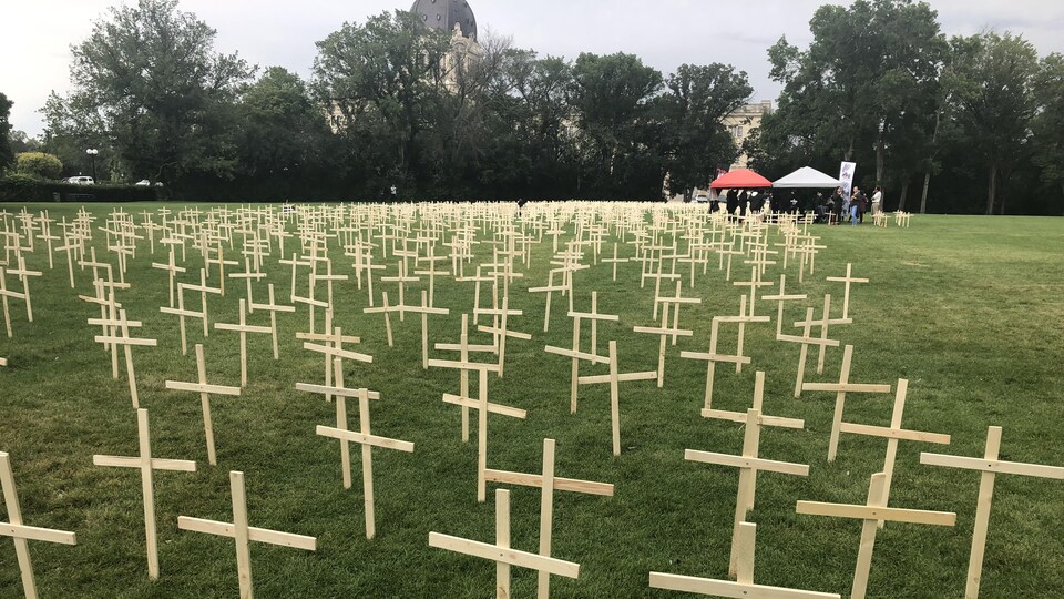 Mille six cent quatre-vingt-une croix sur le terrain du palais législatif à Regina. (archives)