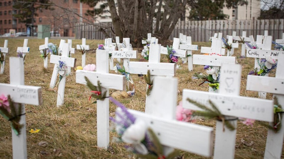 Des croix représentant les résidents décédés de la COVID-19 sur la pelouse de Camilla Care Community, à Mississauga, en Ontario.