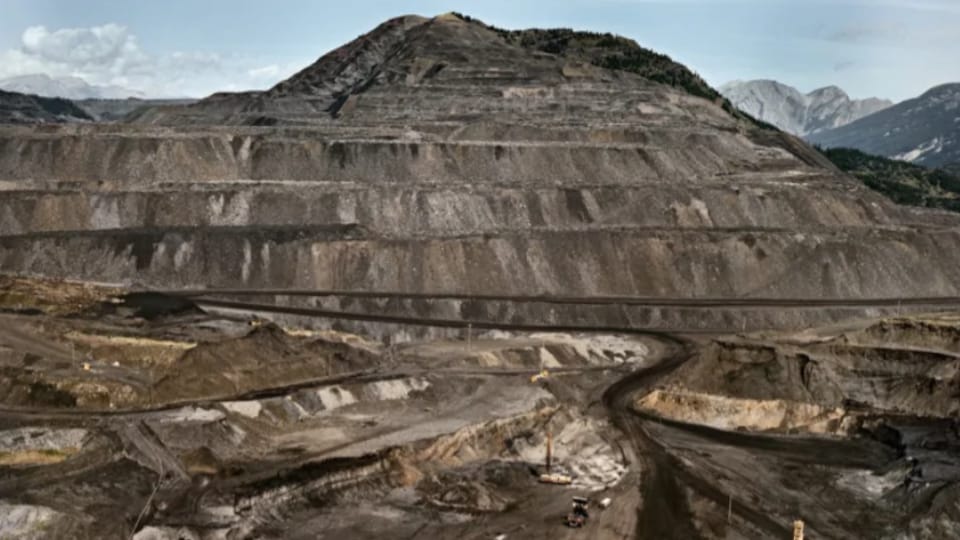 Une mine à flanc de montagne, recouverte de routes, sans végétation.