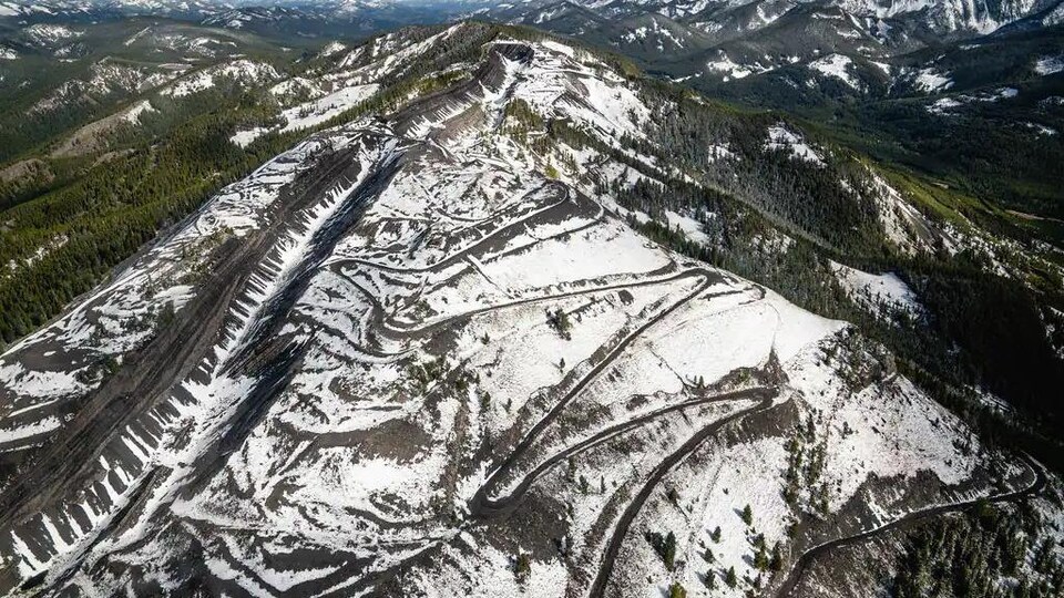 Les conséquences des travaux d'exploration de charbon au-dessus de Crowsnest Pass, photographié par un drone.