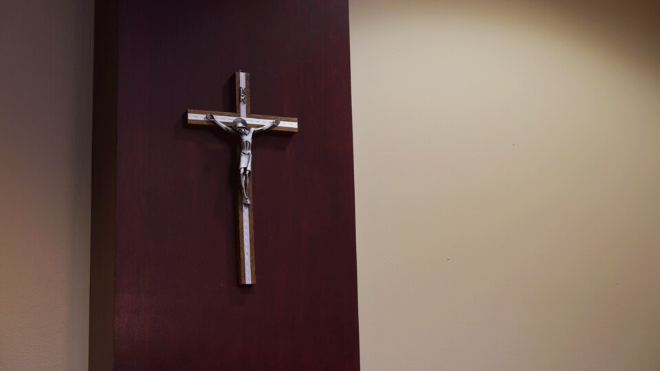 Le crucifix à l'hôtel de ville de Lévis.