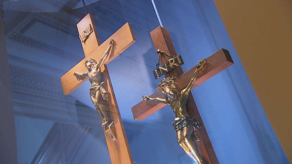 Le crucifix de droite, celui de 1982, est l'œuvre de l'artisan Romuald Dion.