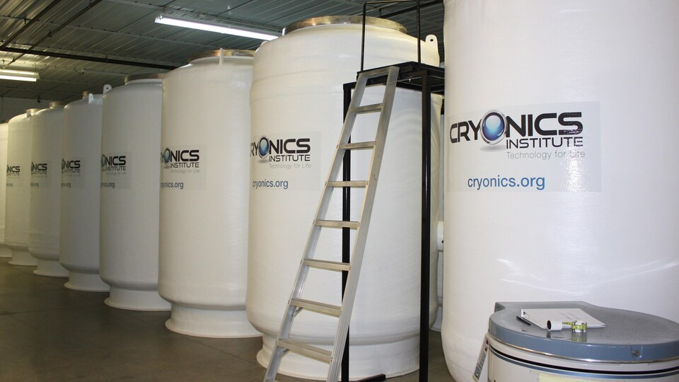 Des bassins de congélation du Cryonics Institute, aux États-Unis