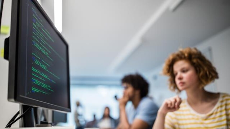 Des messages cryptés visibles sur un écran d'ordinateur.