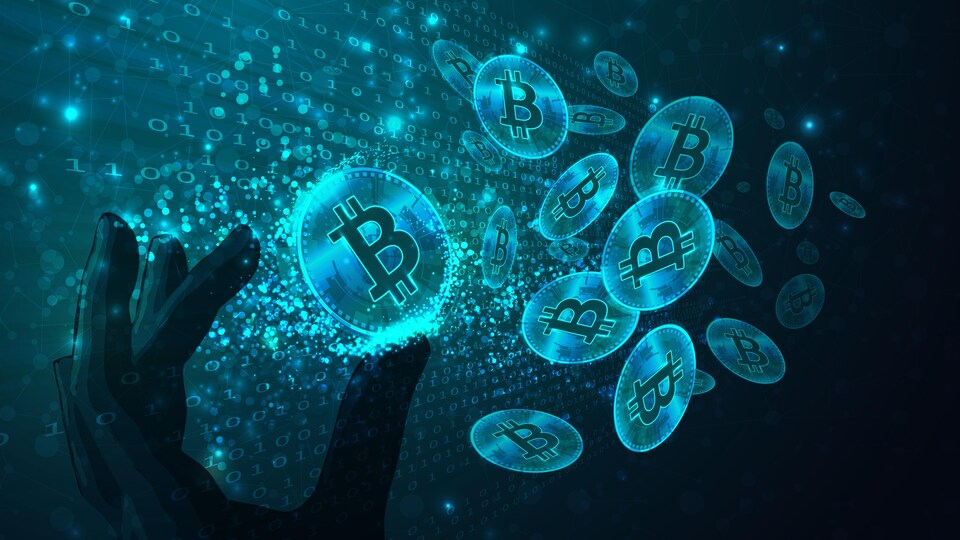 Une illustration avec des jetons bitcoins, du code binaire, et une main.