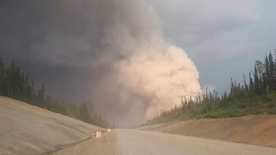 Un immense panache de fumée du feu de Crystal Creek pris par un automobiliste sur la route du Klondike.