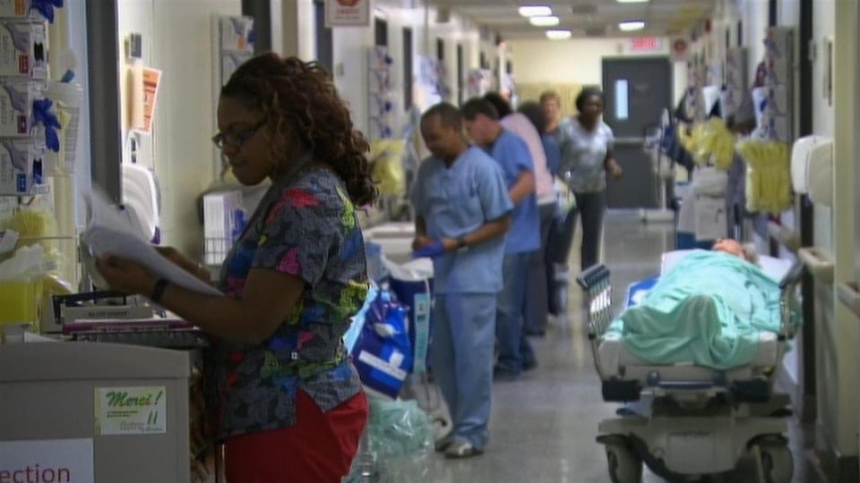 Plusieurs infirmières s'affairent dans un couloir d'hôpital. (Archives)