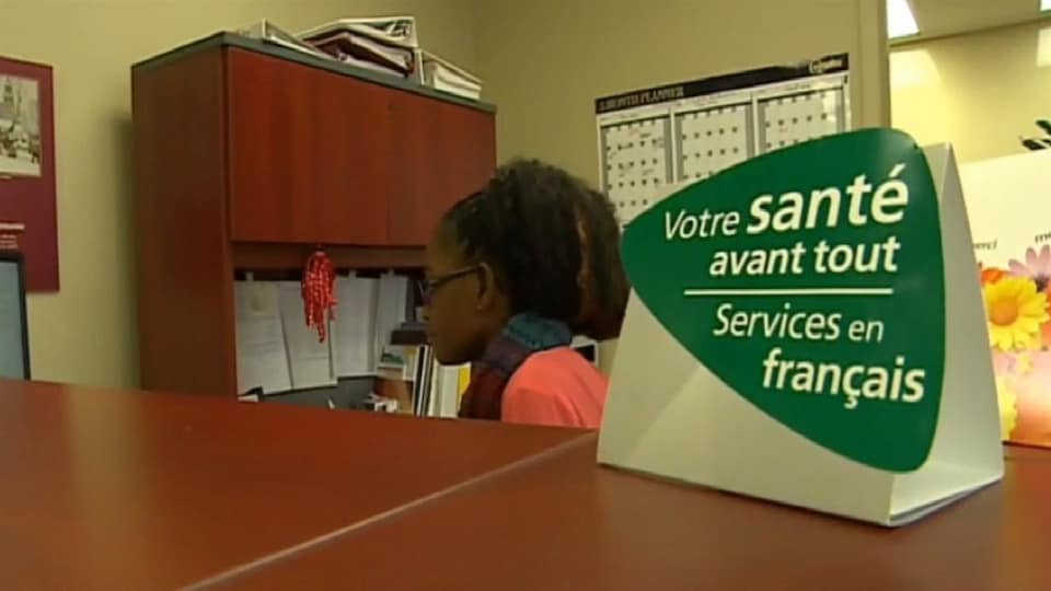 Une affichette sur un bureau disant : « Votre santé en français ».