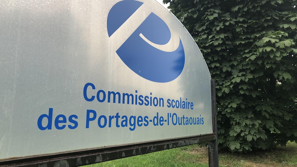 Enseigne de la Commission scolaire des Portages-de-l’Outaouais, à Gatineau.