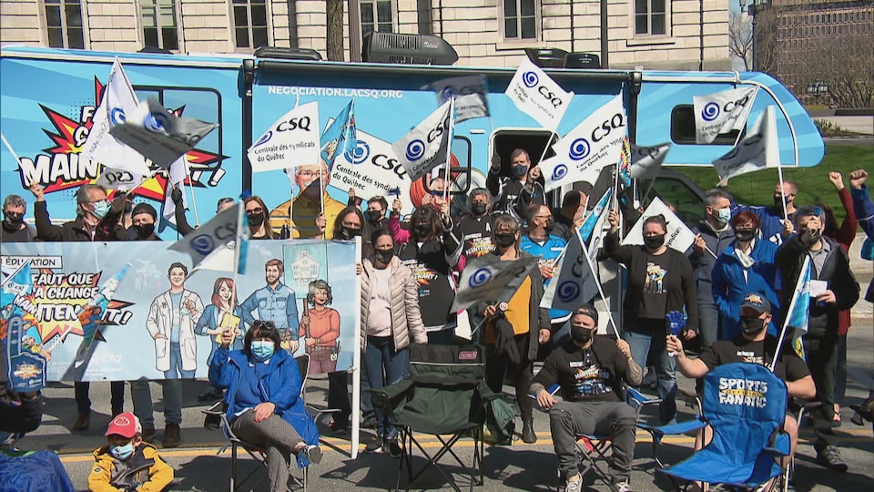 Des manifestants affiliés aux syndicats de la CSQ.