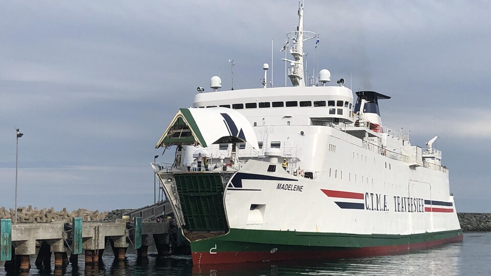 Le traversier C.T.M.A. accoste au quai de Cap-aux-Meules aux Îles-de-la-Madeleine le 26 juin 2020.