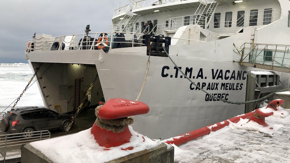 Des véhicules embarquent sur le navire CTMA Vacancier 