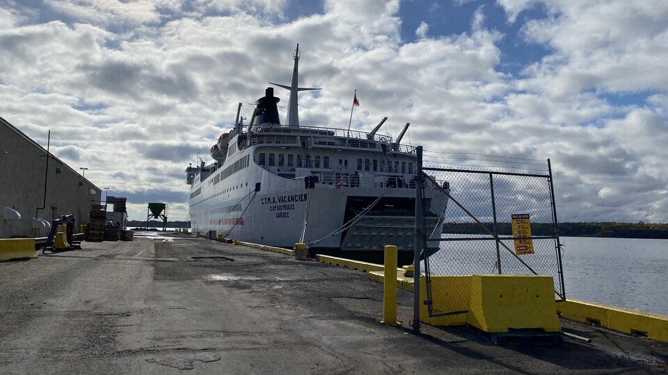 Le CTMA Vacancier ancré à Georgetown.