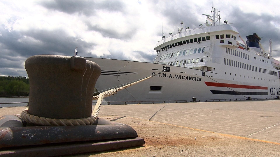 Le CTMA Vacancier accosté au port de Gaspé.