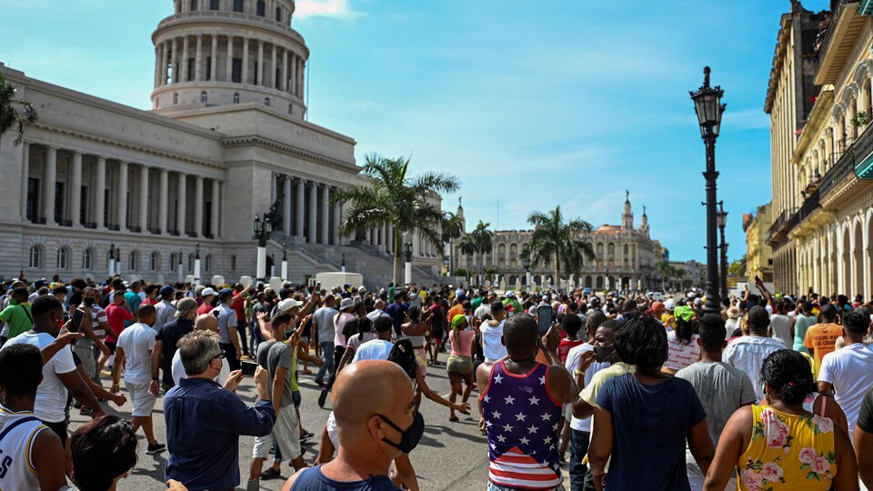 Des dizaines de personnes défilent devant le Capitole, à La Havane.