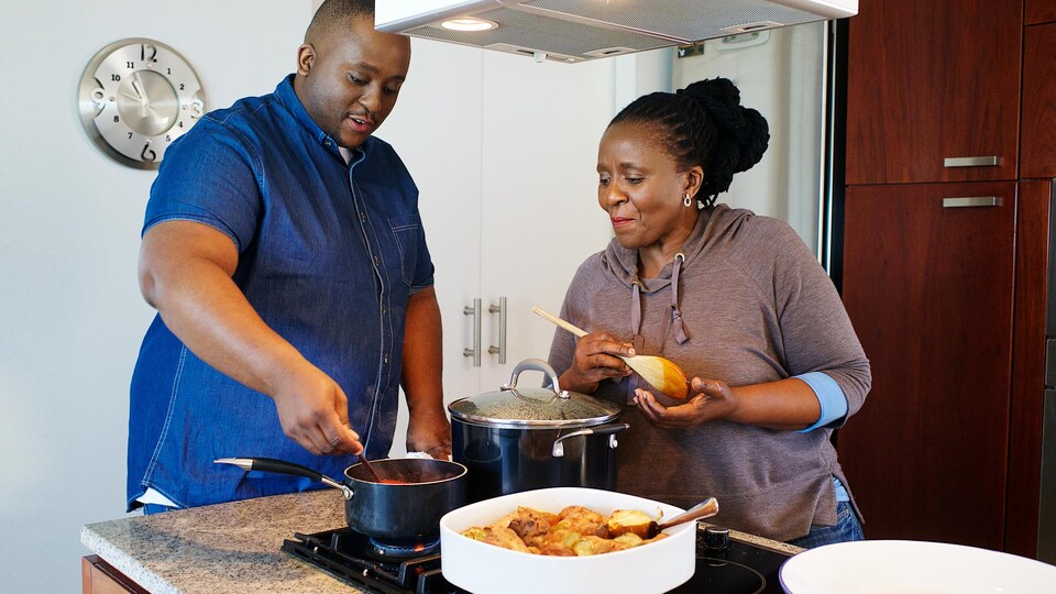 Un homme et une femme cuisinent;