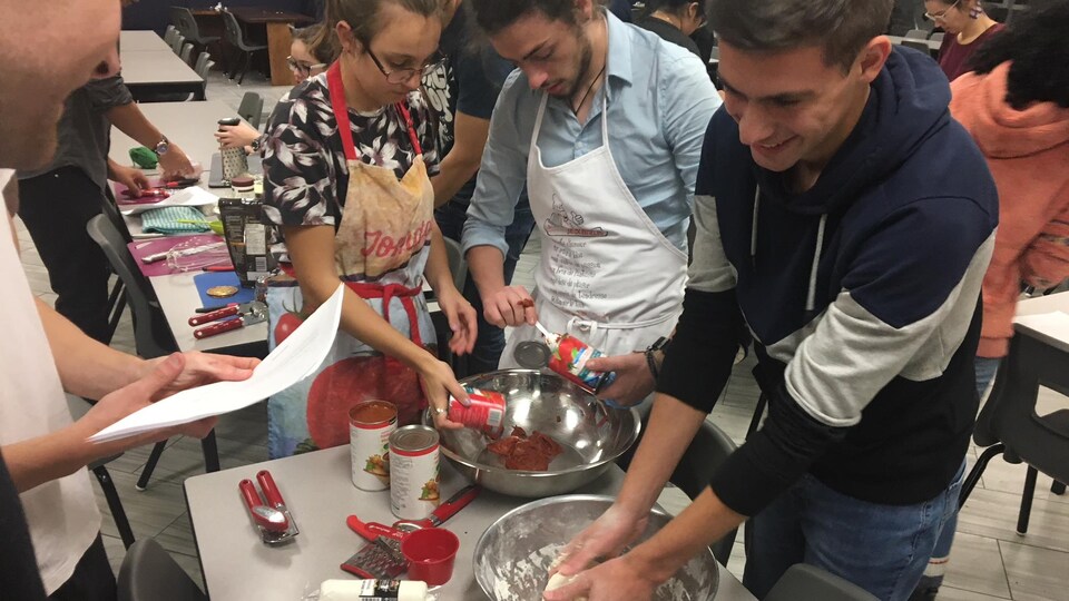 Des jeunes qui cuisinent