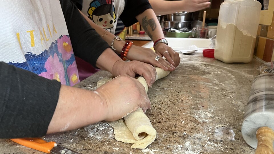 Deux personnes cuisinent.