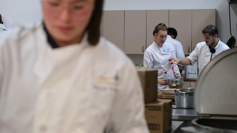 Des élèves dans un cour de cuisine au Collège de Champigny à Québec. 