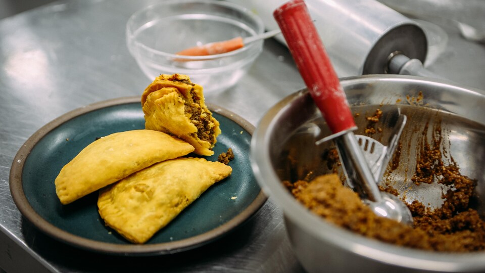 Des galettes jamaïcaines dans une assiette. 