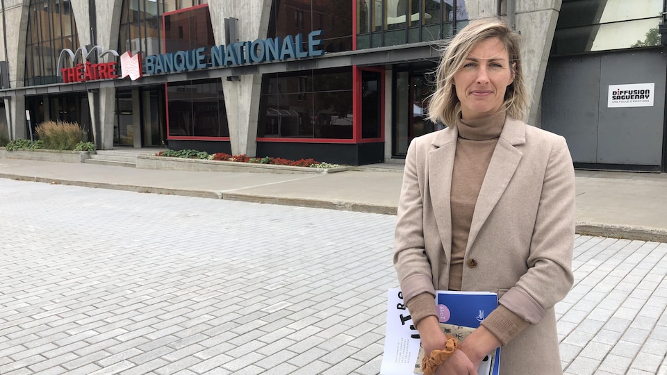 Gabrielle Desbiens se tient devant le Théâtre Banque Nationale.