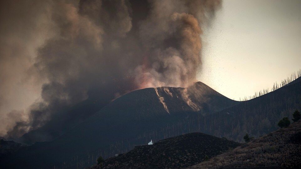 Des cendres s'échappent du volcan.