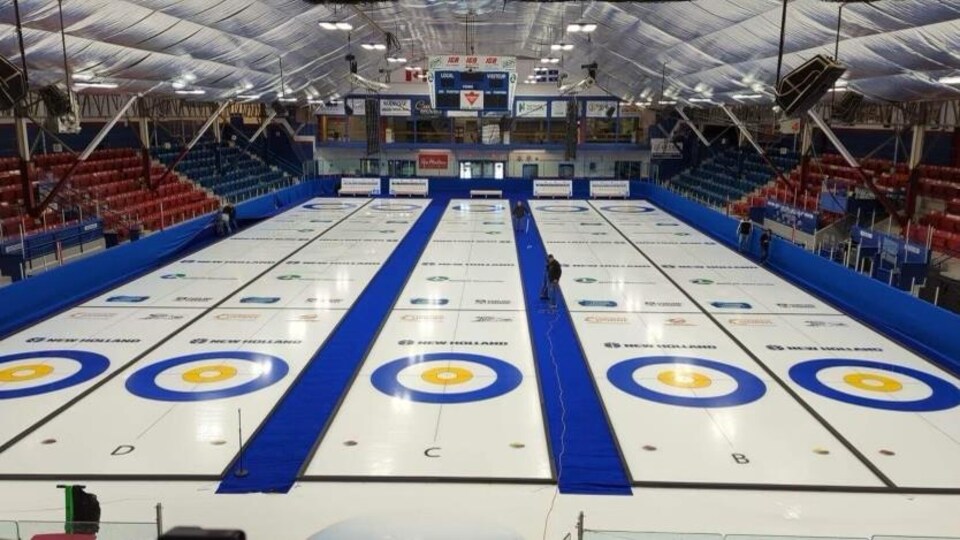 La glace de l'aréna Jacques-Laperrière a été aménagée en cinq espaces de curling.