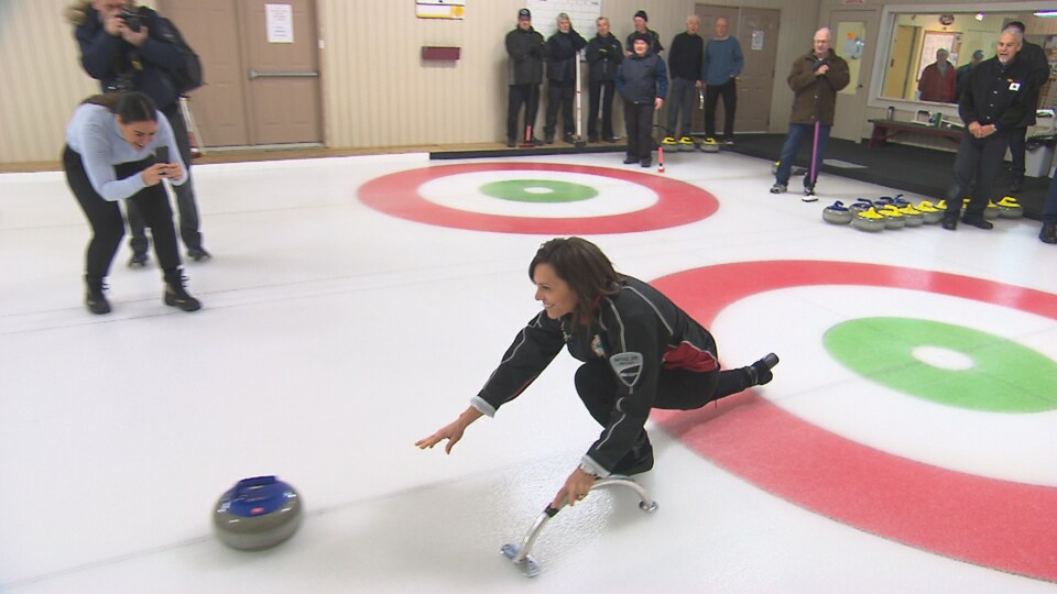 La ministre déléguée à l’Éducation, Isabelle Charest, joue au curling.