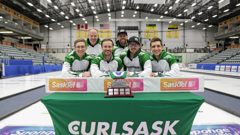 L'équipe de curling Knapp autour de son trophée.