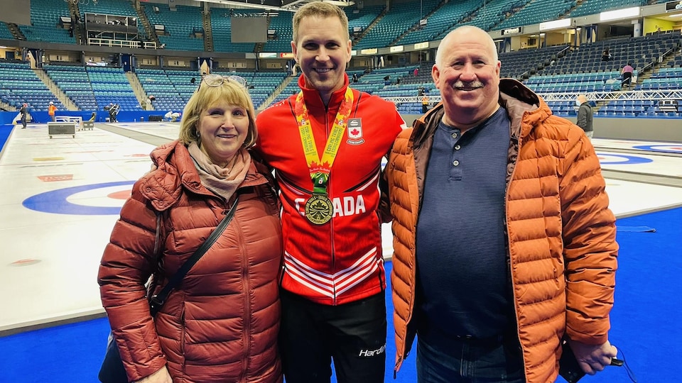 Brad Gushue entouré de ses parents.