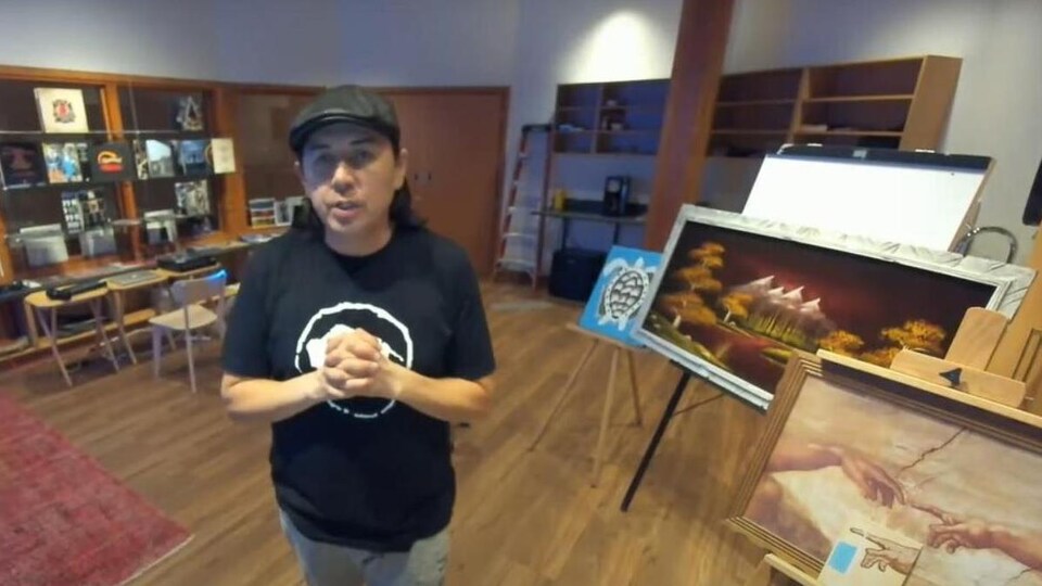 L'artiste autochtone Curtis Peeteetuce lors de sa résidence artistique au parc historique Wanuskewin.